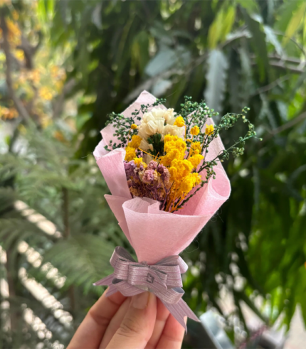 Small flower bouquet with custom message note